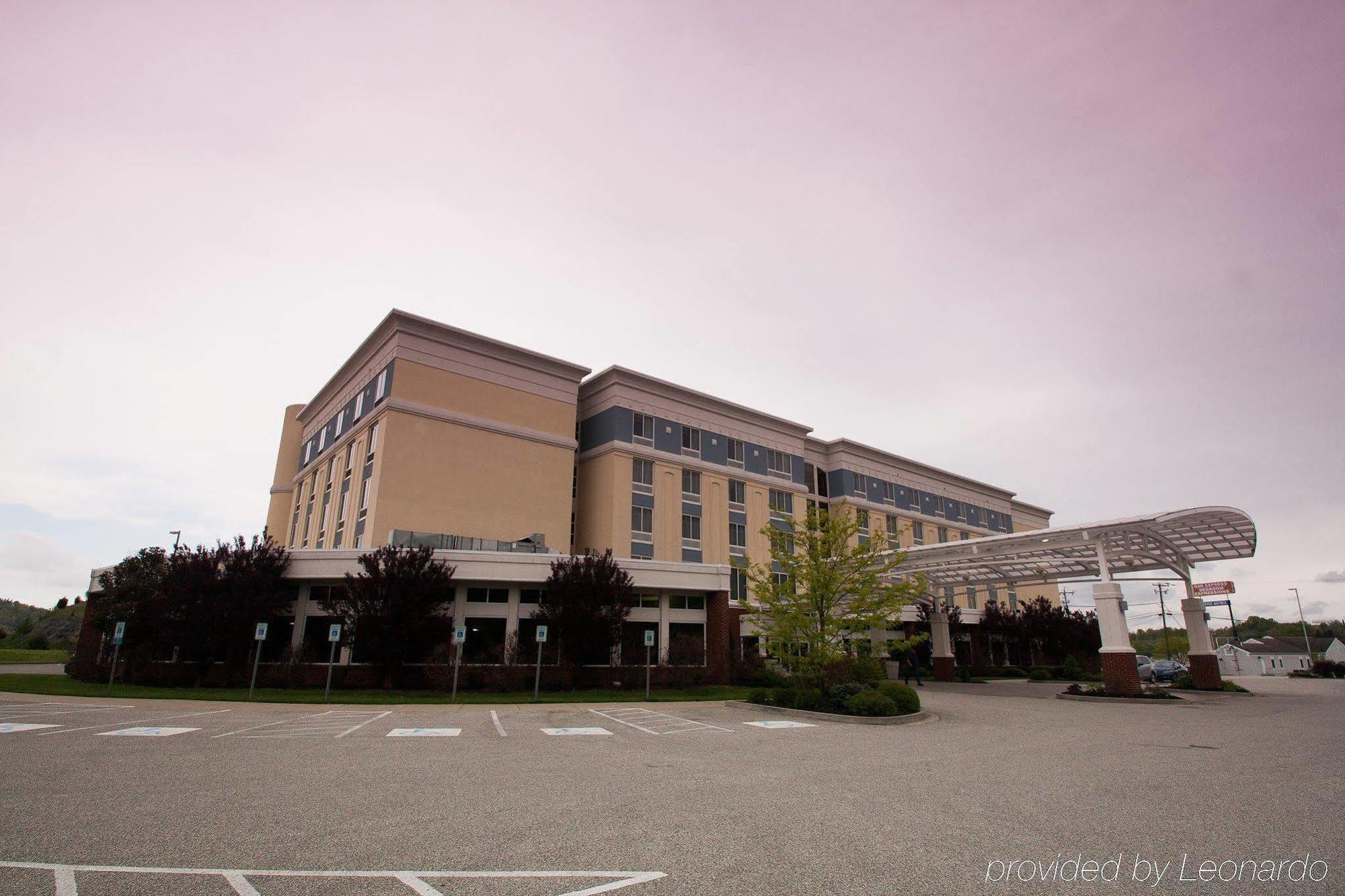 Delta Hotels By Marriott Huntington Mall Barboursville Bagian luar foto